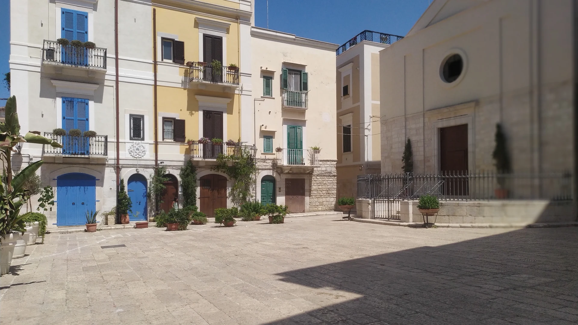 Piazza Tomaselli e la facciata del palazzo del 3 Archi B&B